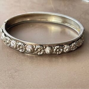 Vintage hinged silver Floral Bangle bracelet 3D flower pattern